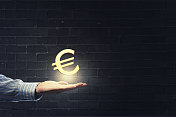 欧元货币。近距离的人的手持有黄金欧元符号图片素材