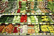 超市里陈列的水果和蔬菜图片素材