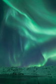 冰岛雷克雅斯市克莱法瓦特湖上的北极光图片素材