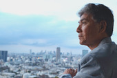 时尚的日本老人看东京的城市景观图片素材