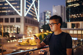 在城市集中使用智能手机的聪明男性图片素材