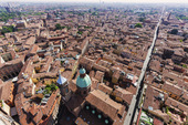 意大利，埃米利亚-罗马涅，博洛尼亚，城市鸟瞰图图片素材