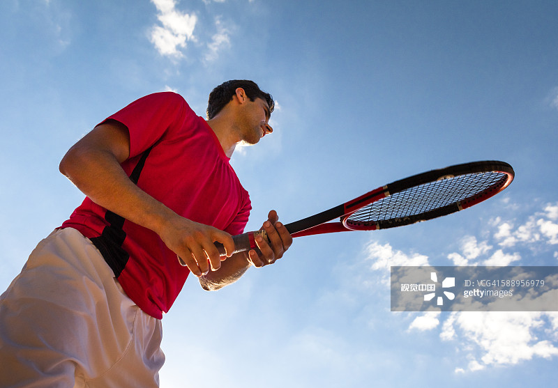 男子網球運動員在準備位置圖片素材