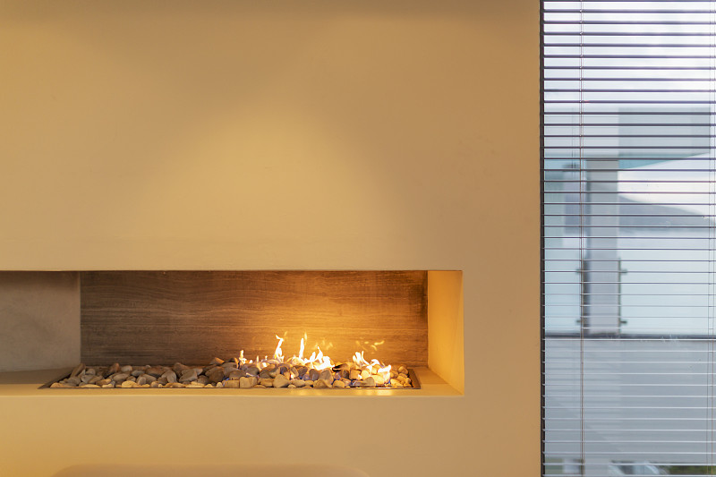 現代巖石氣體壁爐在家庭展示室內圖片素材