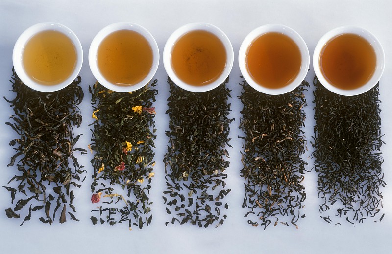 各種各樣的小碗紅茶與相關的茶葉圖片素材