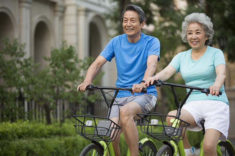 老年夫婦騎共享單車圖片素材
