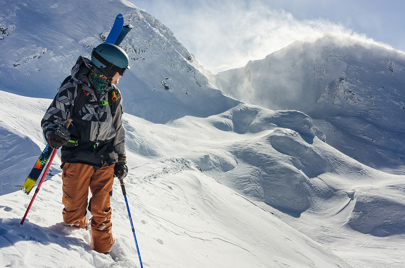 在一個陽光明媚的冬天，一個免費的山脊滑雪者圖片素材