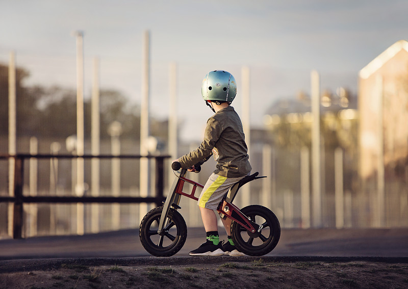 小男孩騎自行車圖片素材