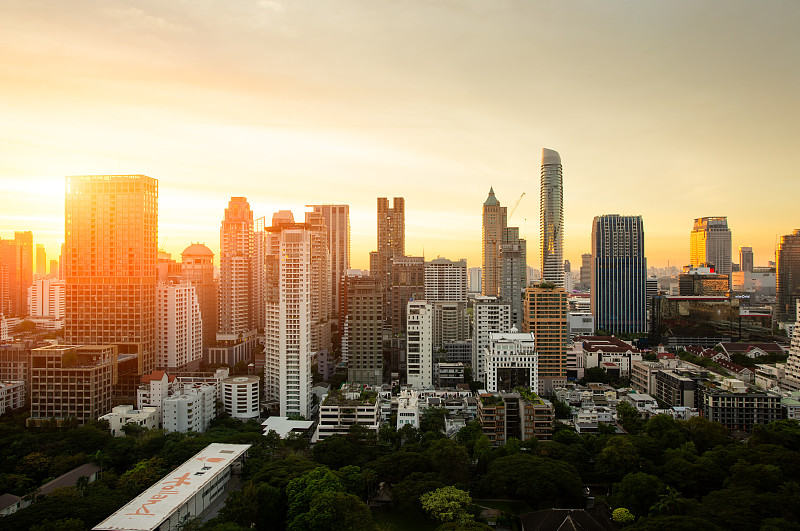 鳥瞰圖曼谷現代辦公大樓，公寓，居住在曼谷市區，日落風景，曼谷是東南亞人口最多的城市。泰國曼谷圖片素材
