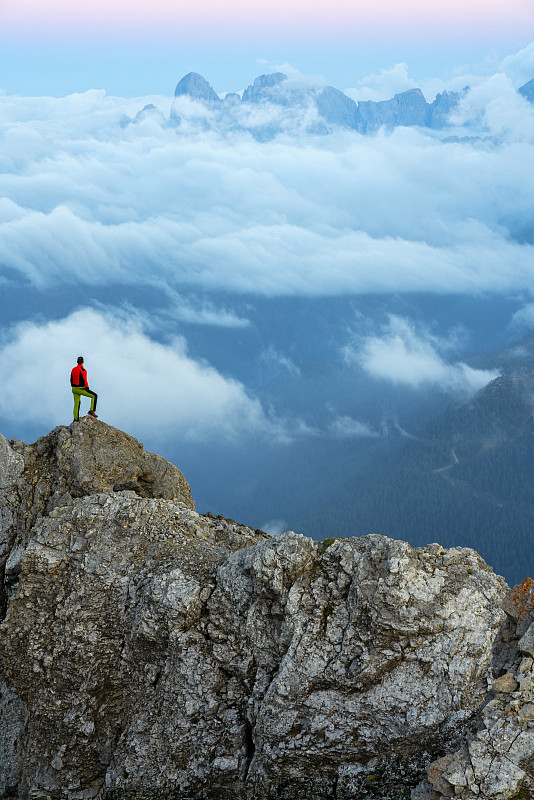 意大利，威尼托，Dolomites, Alta Via Bepi Zac，一位登山運動員站在paldi San Martino山上，夕陽西下圖片素材