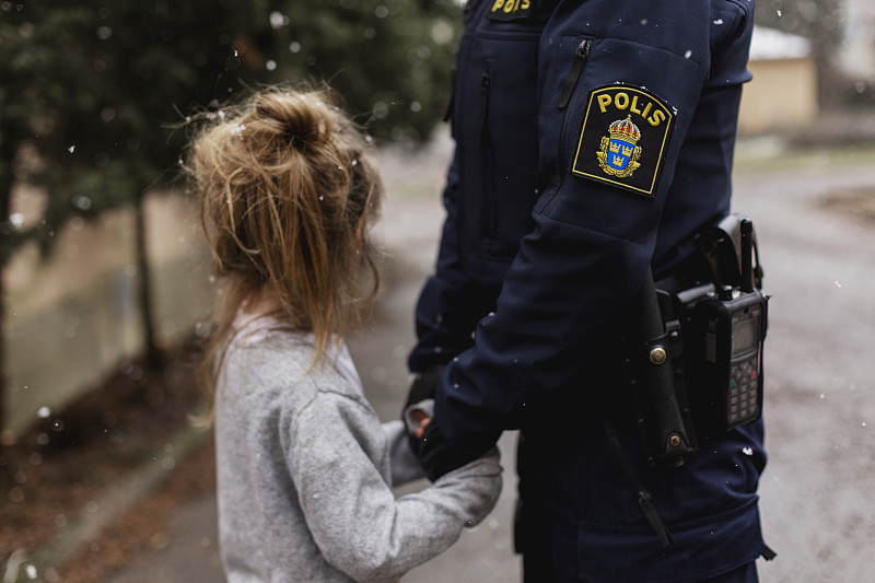 女警察擁抱女兒圖片素材