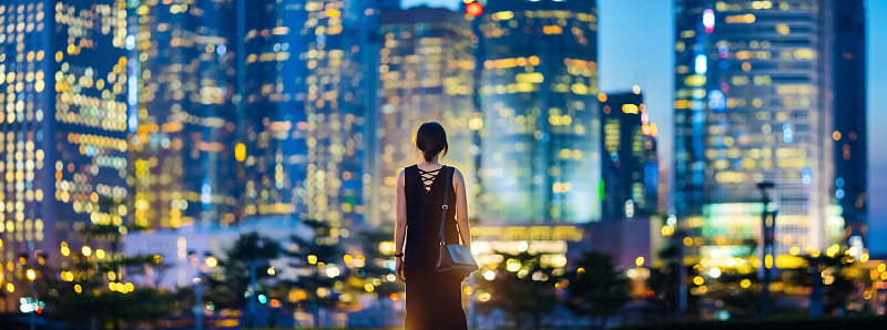 俯瞰香港城市天際線的女人的后視圖圖片素材