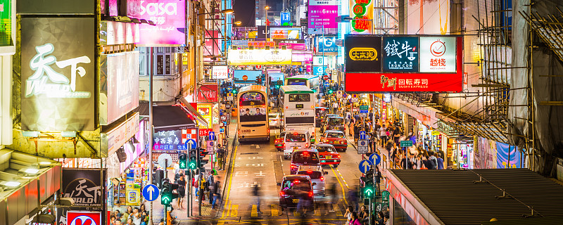 香港夜生活熙熙攘攘的城市街道，霓虹燈映照著整個中國圖片素材