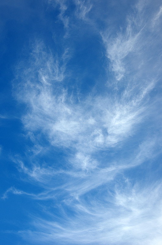 藍色的天空中，縷縷白色的卷云圖片素材