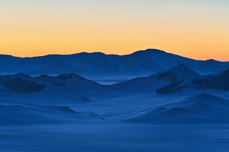 冬季草原壩上日出前的群山雪地圖片素材