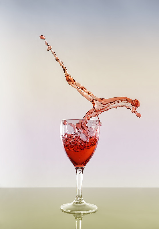 特寫:白色背景下，紅酒在玻璃杯中潑灑，安南，英國圖片素材