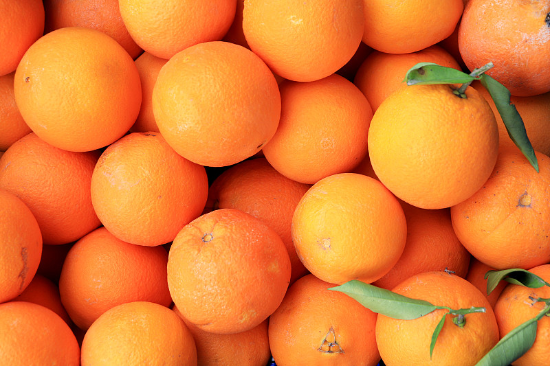 在市場攤位上出售的橙子的全框鏡頭圖片素材