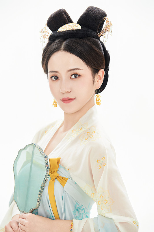 白色背景下穿着中国唐朝服饰的少女图片下载