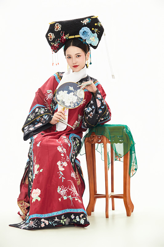白色背景下穿着中国清朝宫廷服饰的少女图片下载