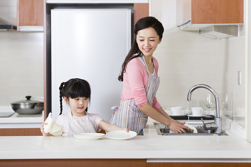 媽媽和女兒一起洗碗擦盤子圖片素材