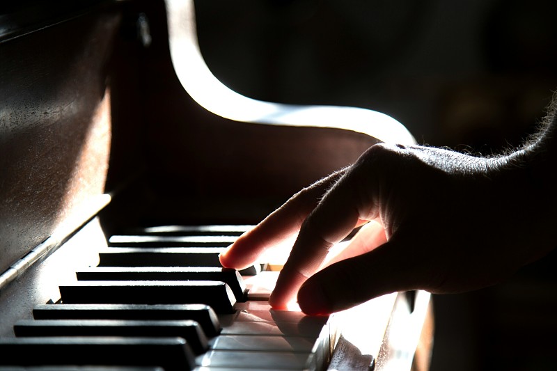 彈鋼琴的人的特寫圖片素材