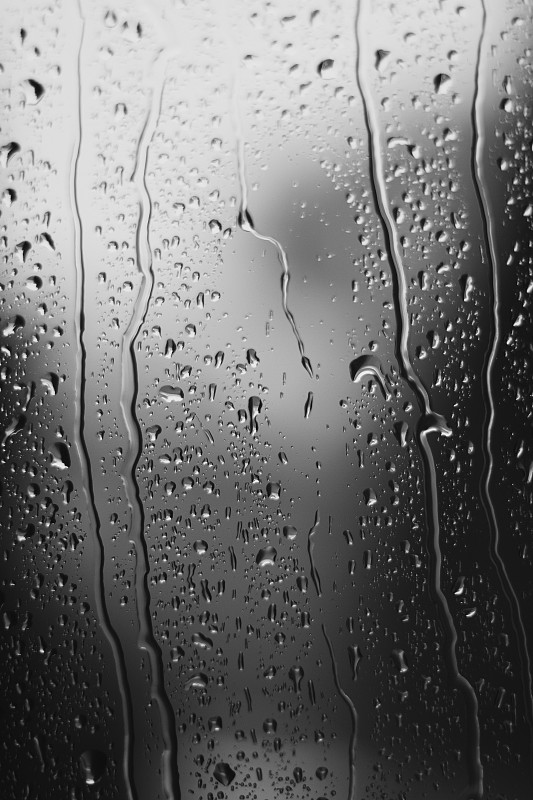 全幀拍攝的濕玻璃窗戶在雨季圖片素材