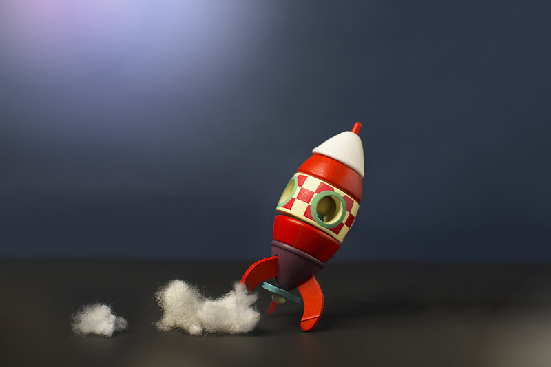 玩具火箭在穆迪的背景。圖片素材