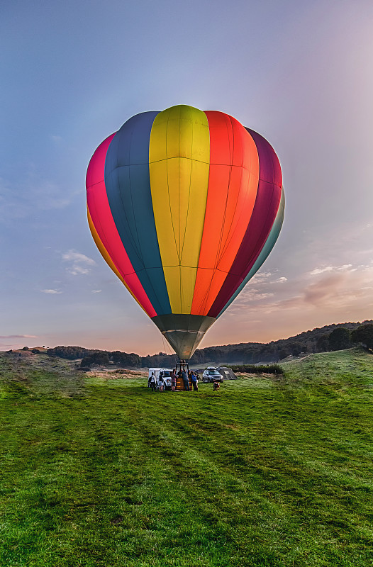 飛越田野的熱氣球圖片素材