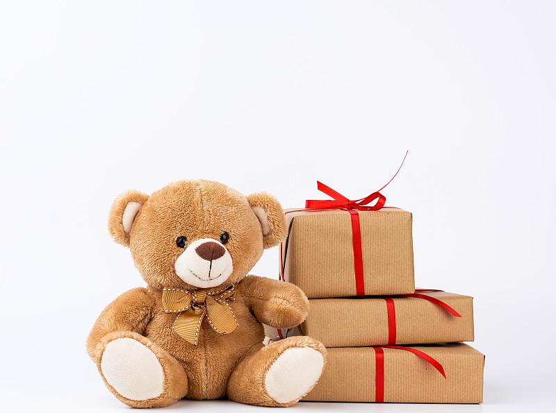 特寫的禮物盒與泰迪熊在白色的背景圖片素材