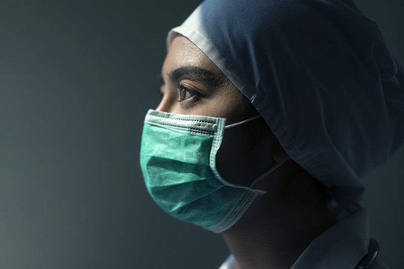 特寫:戴面罩和防護服的亞洲女醫生應對冠狀病毒或Covid-19疫情的概念圖片素材