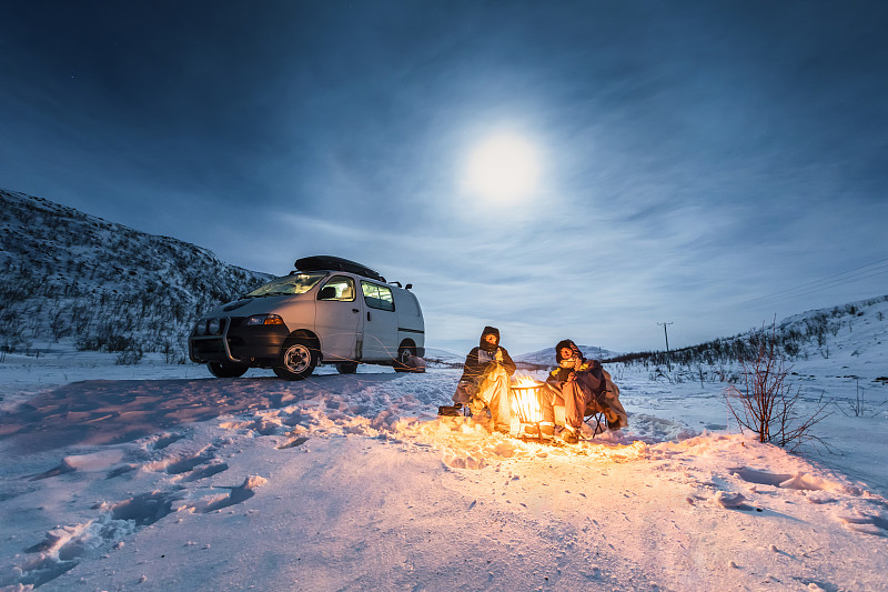 芬蘭埃諾特基埃的Kilpisjaervi，在極夜的冬季景觀中，露營者在篝火旁圖片素材