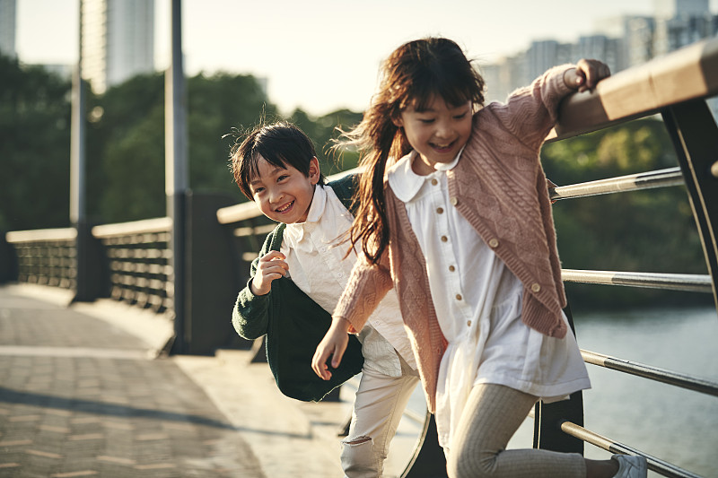 亞洲孩子在城市公園里玩耍圖片下載