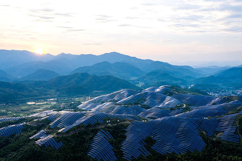 暮色中的山頂太陽能發電廠攝影圖片
