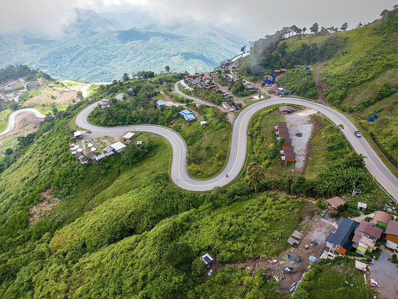 在泰國，汽車在蜿蜒的山路上行駛的鳥瞰圖攝影圖片