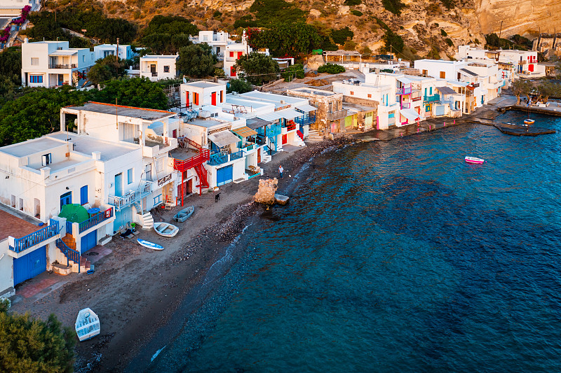 希臘，海邊五顏六色的房子鳥瞰圖攝影圖片