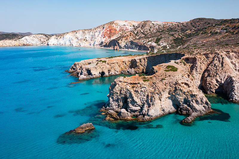 希臘米洛斯，巖石海岸線和藍色大海的鳥瞰圖攝影圖片