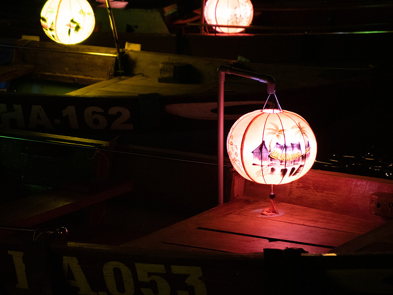 上海的中國江船風格的燈籠，許多顏色展示在城市的江面上。古色古香的彩燈在街道對面閃耀。建立東南亞工藝美術旅游區攝影圖片