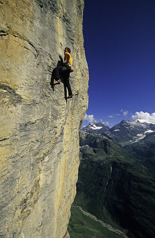 在瑞士阿爾卑斯山爬山圖片素材