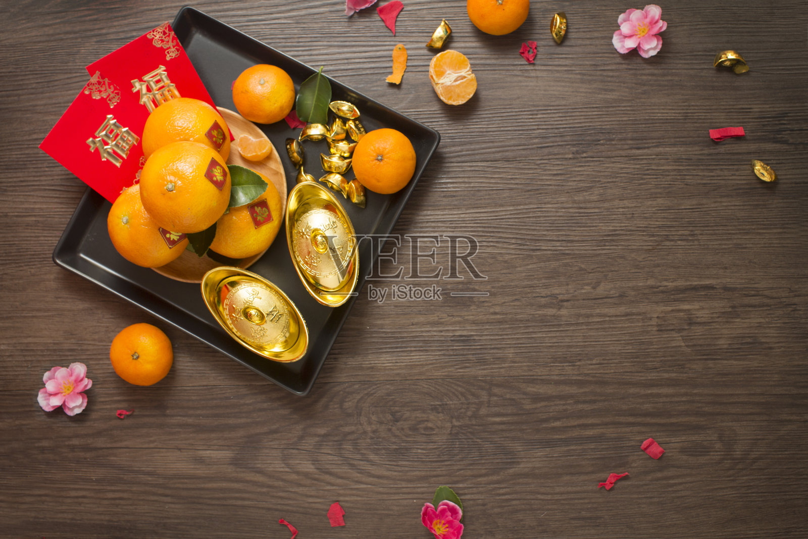 橘子和黄金“元宝”中国新年装饰品。照片摄影图片