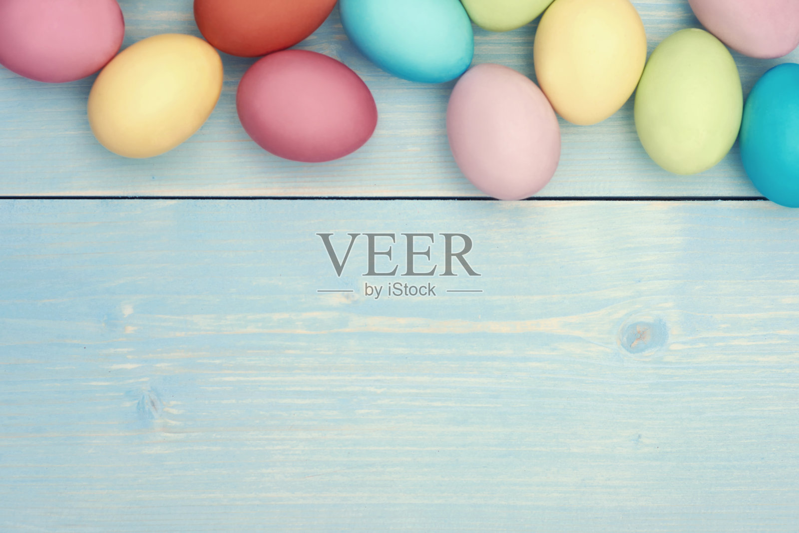彩色的复活节彩蛋放在木板上照片摄影图片