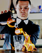 专业调酒师准备鸡尾酒，代表夜生活和派对活动的概念图片素材
