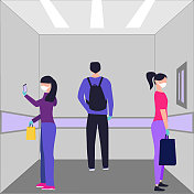 保持安全的距离。戴着医用口罩和防护手套的男男女女乘坐电梯时，他们背对着对方站着，尽量保持距离。冠状病毒大流行概念。图片素材