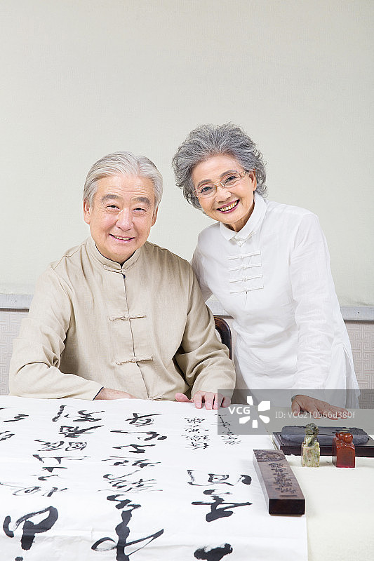 老年夫妇学习书法图片素材