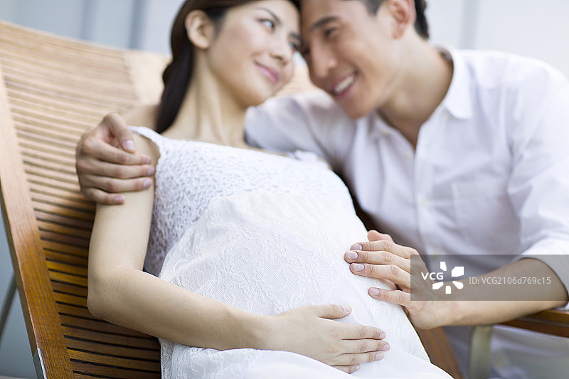年轻夫妇期待新生儿图片素材