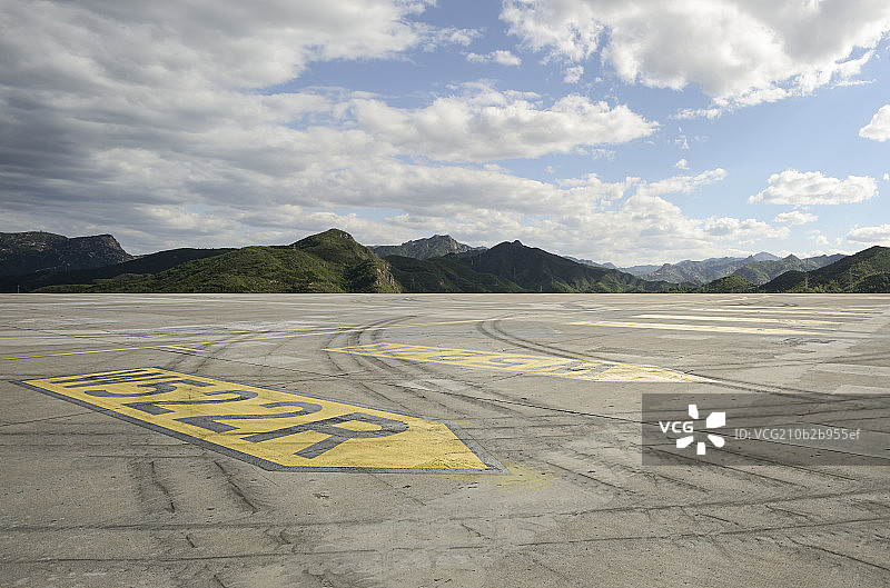 机场停机坪轮胎印和远山图片素材