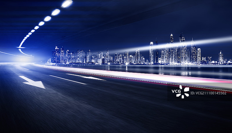 道路速度特效光效果和迪拜摩天大楼繁华夜景图片素材