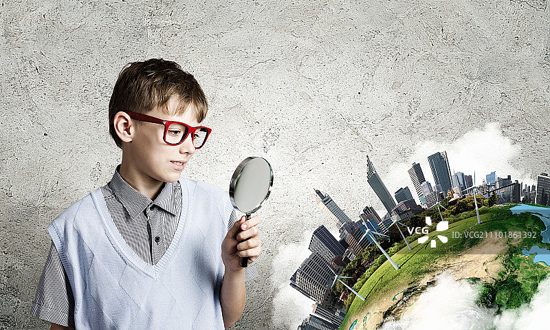 探索世界。可爱的小男孩正在用放大镜检查物体。这张照片的元素是由美国宇航局提供的图片素材