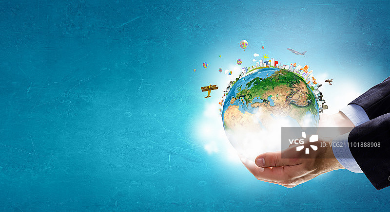 整个世界在手中。手握地球行星概念。这张照片的元素是由美国宇航局提供的图片素材