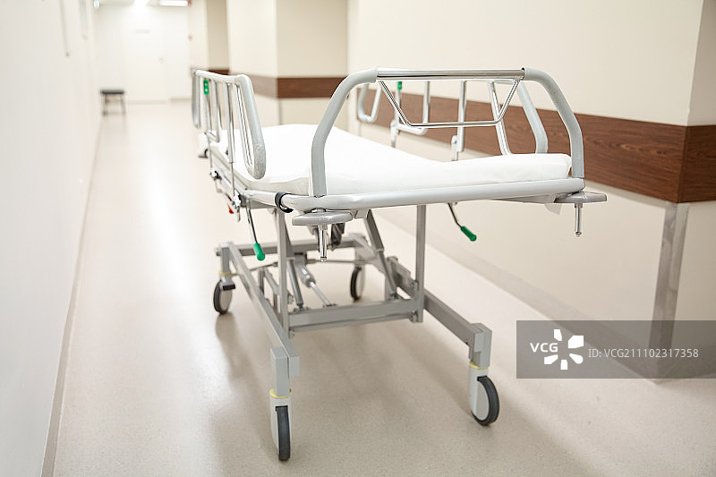 医疗保健、复苏、急诊室和医学概念-医院走廊的轮床或轮式担架图片素材