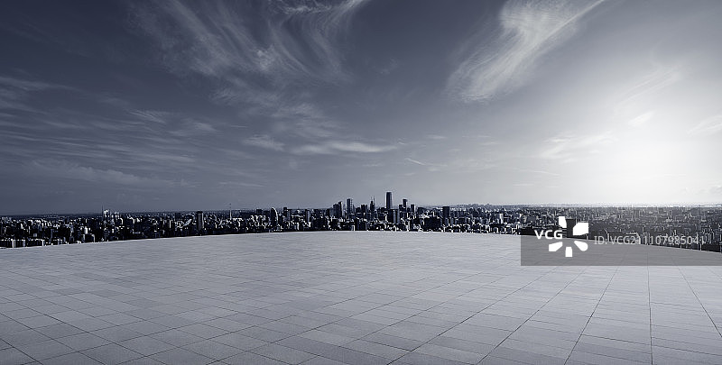 逆光下的航拍北京城市全景和观景平台广场图片素材